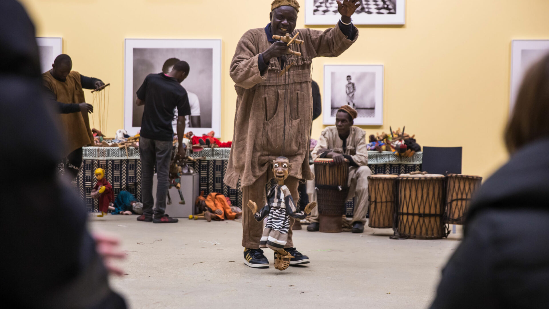 Photo de Yaya Coulibaly manipulant une marionnette à fils