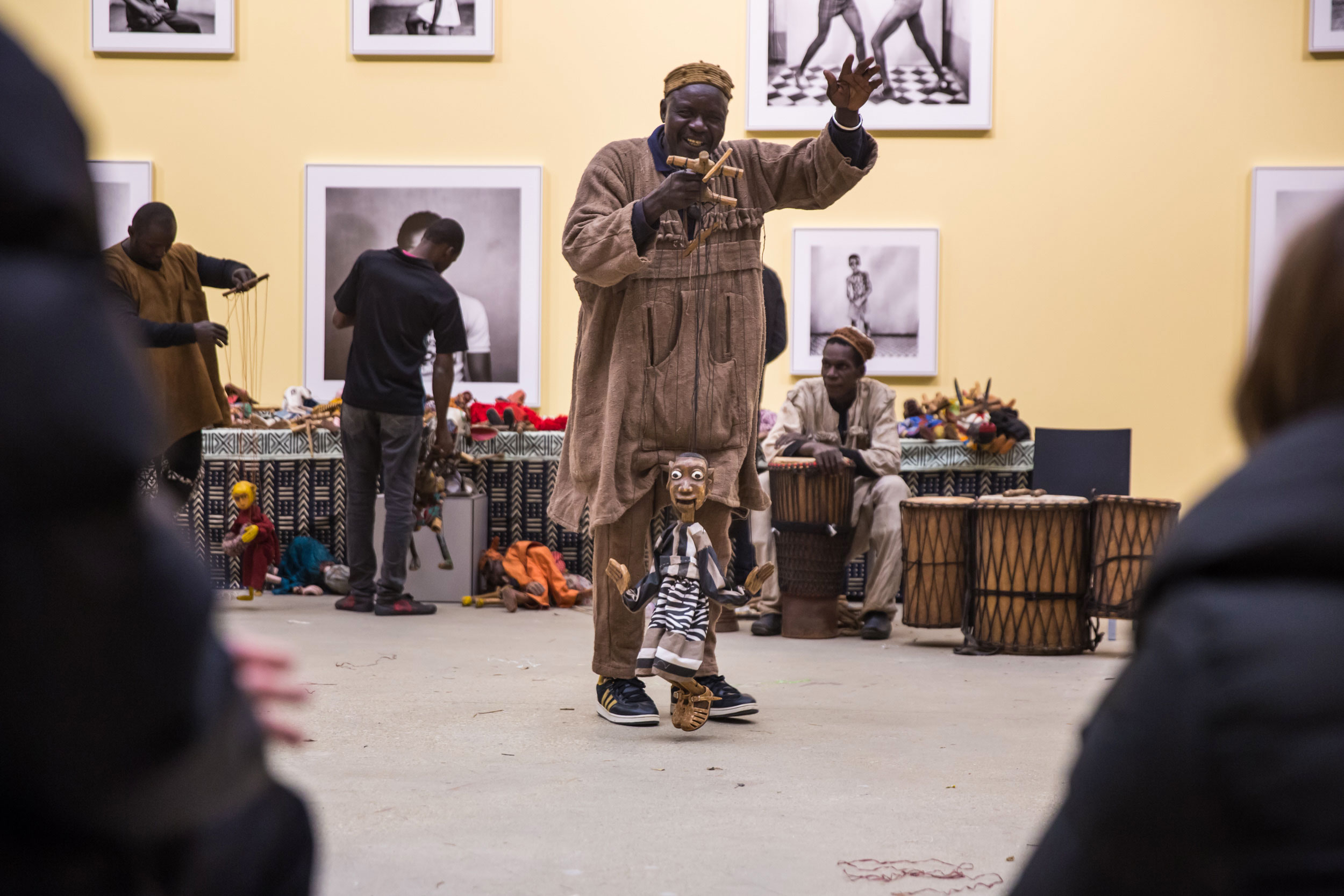 Photo de Yaya Coulibaly manipulant une marionnette à fils