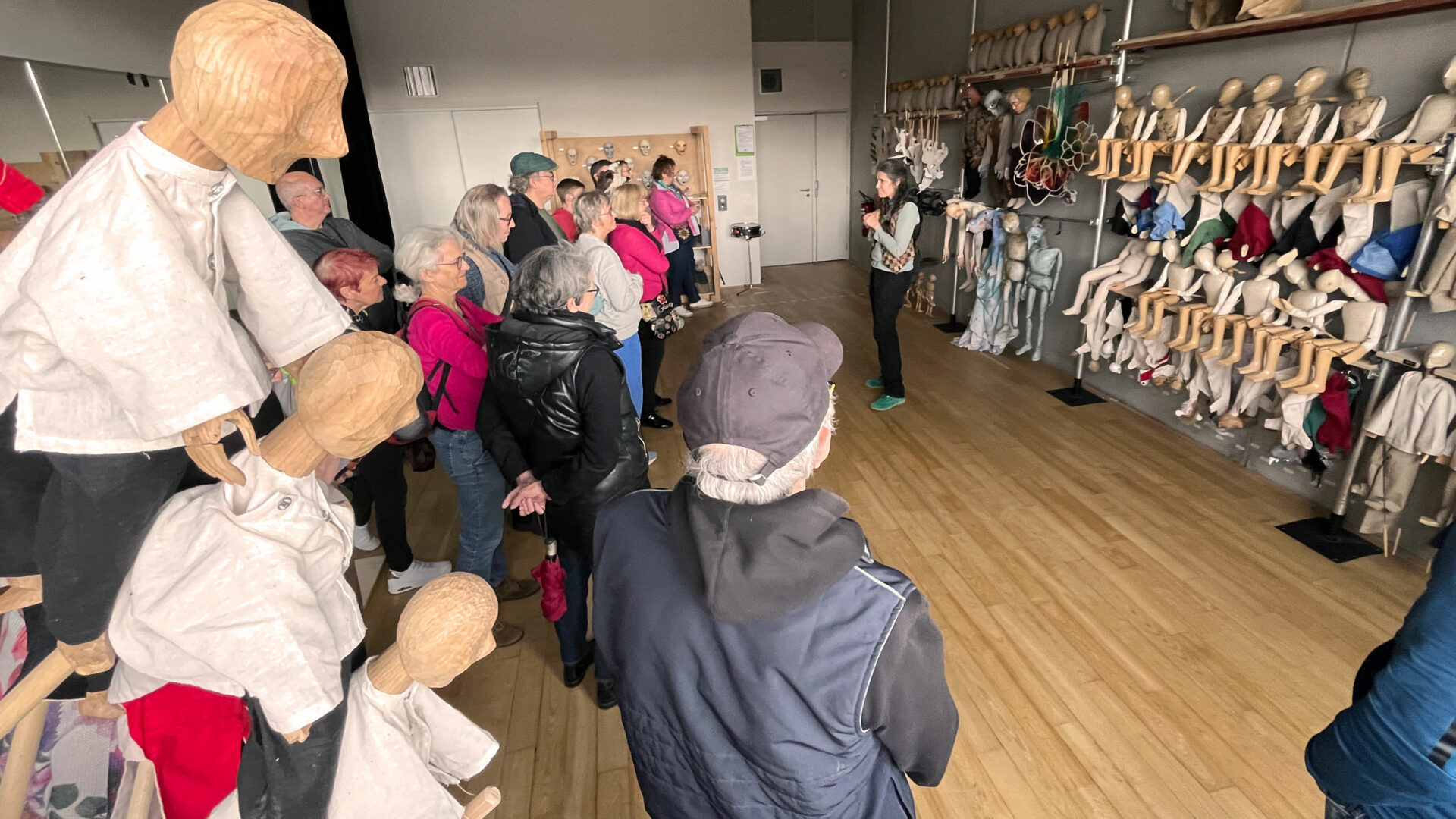 Photo d'une visite prise dans l'Instrumentarium (salle de marionnettes d'études)