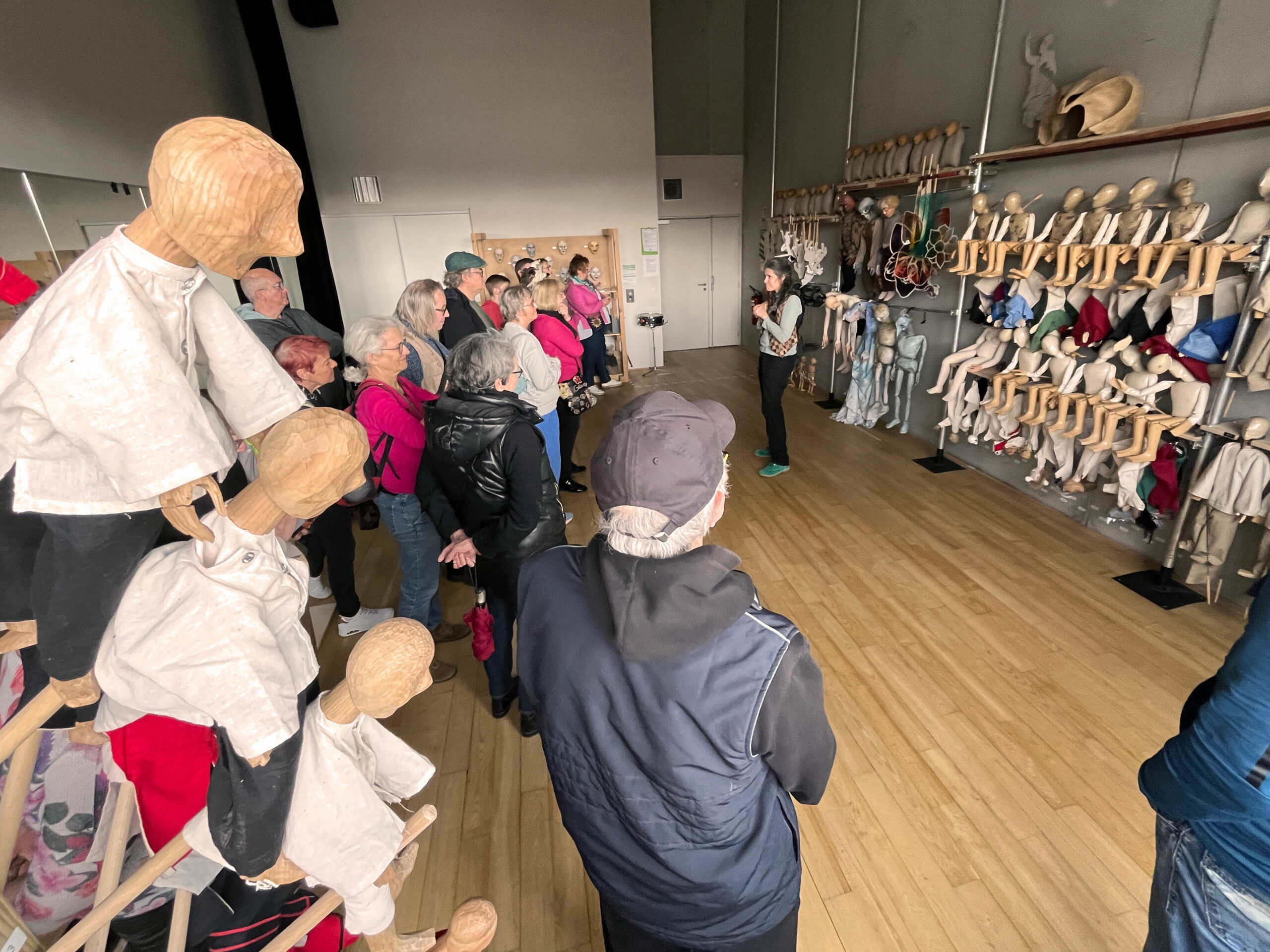 Photo d'une visite prise dans l'Instrumentarium (salle de marionnettes d'études)