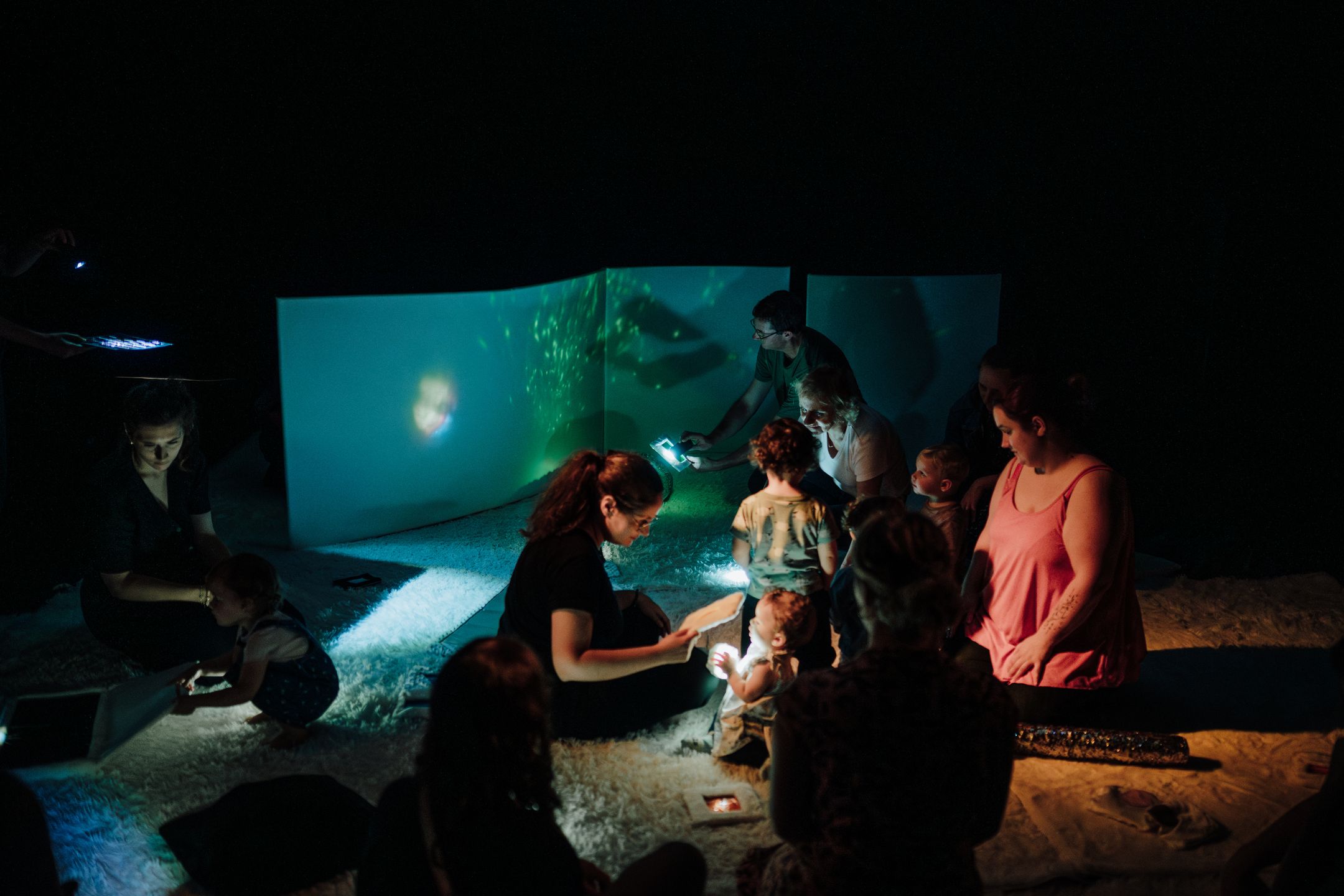 photo de la restitution "Un rien coloré" de Tra le Mani au Festival mondial des théâtres de marionnettes 2025. Photo prise par Hervé Dapremont