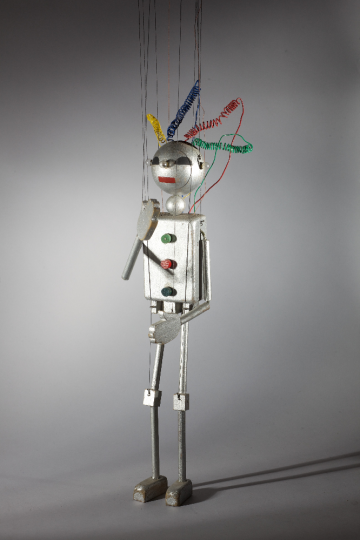 Le robot, marionnette pour Le Premier Voyage dans la Lune par les Comédiens de bois de Jacques Chesnais. photo : Christophe Loiseau / IIM